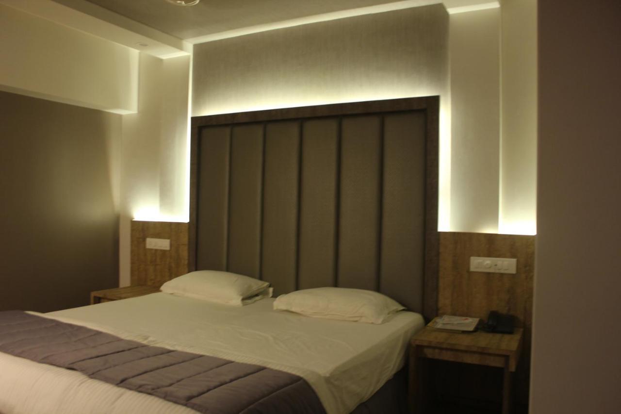 Nimantran Navi Mumbai Exterior foto